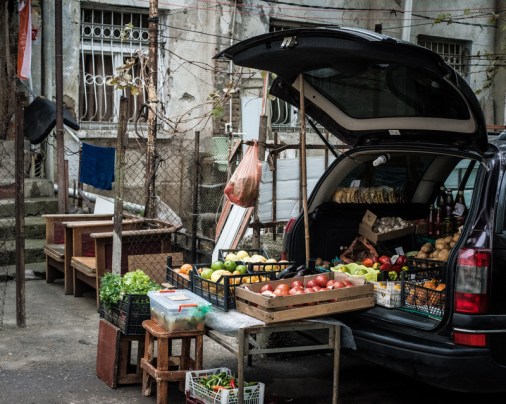 İşsizliğin yüksek olduğu mahallede bazıları çareyi meyve satmakta bulmuş.