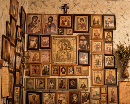 Maria’nın ailesi, ufacık odalarının bir duvarını İsa’ya ayırmışlar.