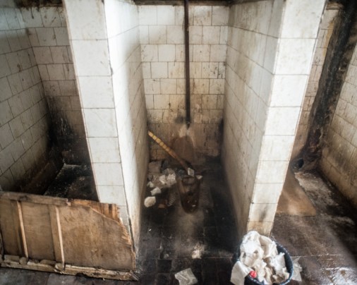 Binanın ortak tuvaleti gerçekten kötü durumda