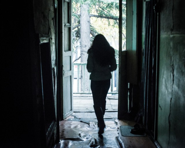 Maria her sabah erken saatte kalkarak dişçi kliniğindeki temizlik işine gidiyor. Bir işi olduğu için kendini binadaki işsiz çoğunluktan daha şanslı görüyor