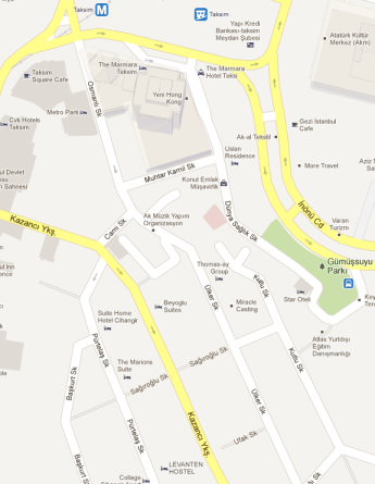 Kazancı Yokuşu ve Cami Sokak kapalı. Araçların Osmanlı Sokak’tan Ülker Sokak’a, oradan da Kutlu Sokak’a geçmeleri gerekirken, çıkmaz sokak tabelası ağacın arkasında kaldığı için Ülker Sokak’ın sonuna kadar gidip geri geri gelmeye çalışıyorlar.