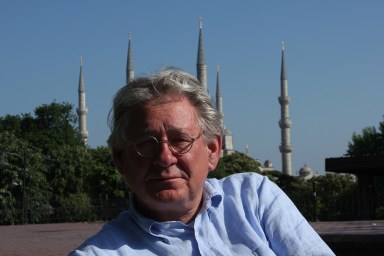 Hapishaneler her zaman siyasi tutuklular için bir okul olmuştur. Cezayir Devrimi’ni örgütleyen kadrolar da Türkiye’dekine benzer baskı dönemlerinde cezaevine gönderilen siyasi tutuklulardan çıkmıştır. Kimbilir, belki de bugün Türkiye’de öğrenciler, gazeteciler, siyasetçiler ve avukatların cezaevlerinde bir araya gelmesi benzer bir kimya yaratır.