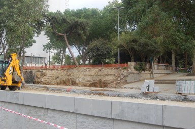 Döşenen kaldırım taşlarına daha yakından bakmak için resmin üstüne tıklayın