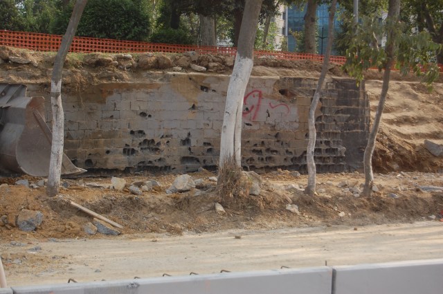 Çalışmalar sırasında bazı ağaçların köklerine de zarar verildi