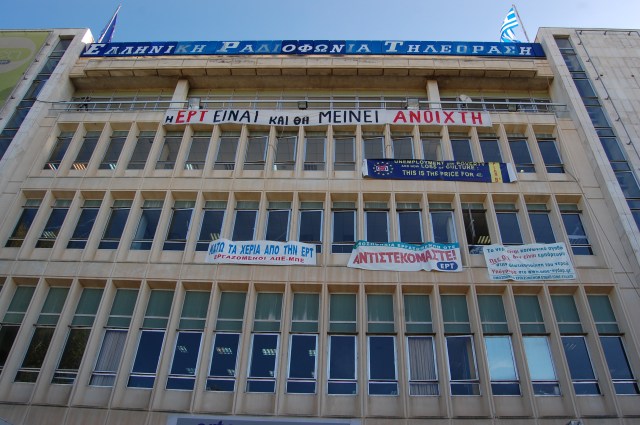 Çalışanların işgal ettiği ERT binası pankartlarla donatılmış durumda