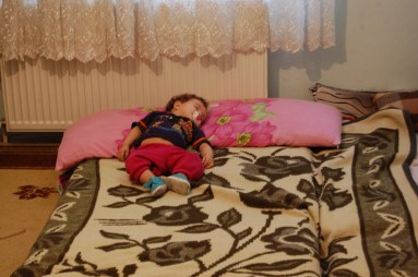 Bu bebeğin adı da Muhammed, ailesinin başka bir ülkeye kaçmasına neden olan savaştan habersiz, uyuyor.