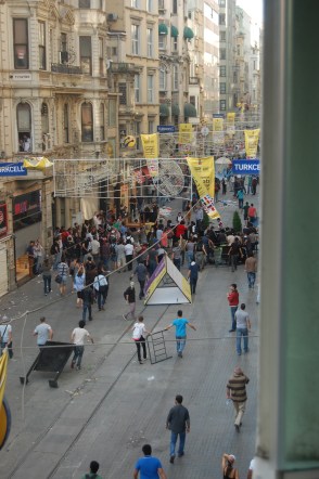 Galatasaray Meydanı'ndaki bir serginin demirleri sayesinde güzel bir barikat kurulmuştu.