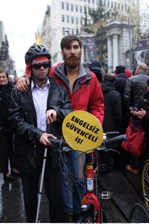 Mustafa İşçier, Engelsiz Pedal Derneği Başkanı Samet Aksuoğlu ile birlikte 30 Kasım Pazar günü Beyoğlu'nda 44 örgütün çağrısıyla düzenlenen engelli eyleminde.