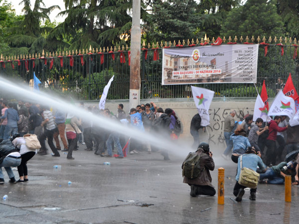 Pembegül Gökçek, polis saldırısına maruz kalırken