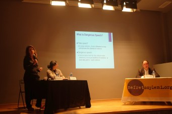 Susan Benesch sunum yaparken